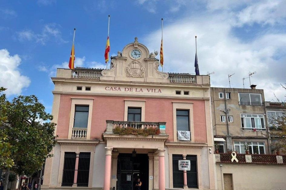 Técnico experto realizando la instalación de un proyector en Rubí