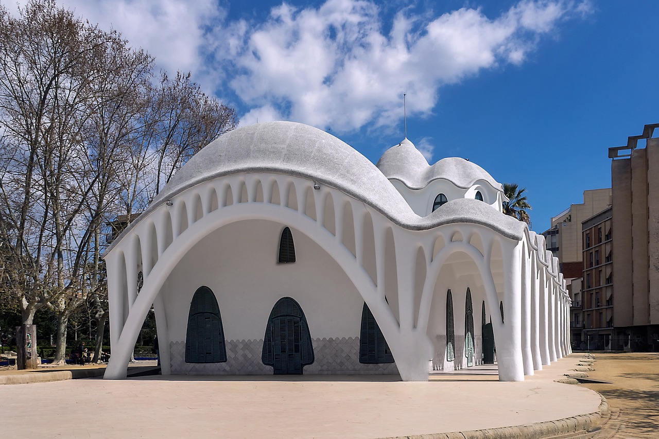 Técnico experto realizando la instalación de un proyector en Terrassa